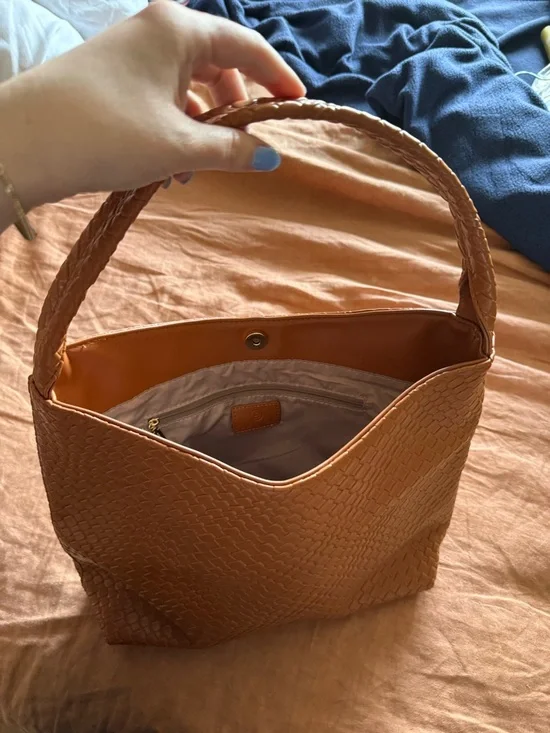 Woven faux Leather Shoulder Bag in Tan - Picture 3 of 5